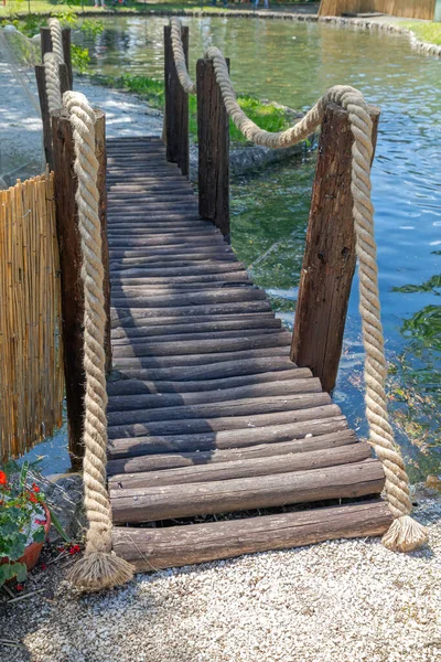 Ponte Madeira Dos Logs Com Corda Sobre Lagoa Pequena — Fotografia de Stock