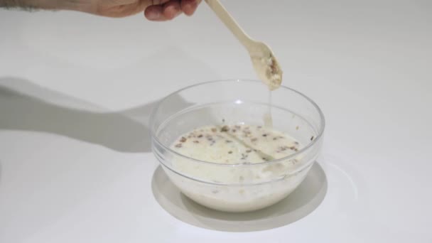 Μίξη Βρώμης Και Γάλακτος Γυάλινο Μπολ Στιγμιαίο Πρωινό Ξύλινο Κουτάλι — Αρχείο Βίντεο