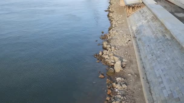 Εκτεθειμένοι Βράχοι Και Πέτρες Χαμηλή Στάθμη Νερού Παλίρροιας Στον Ποταμό — Αρχείο Βίντεο