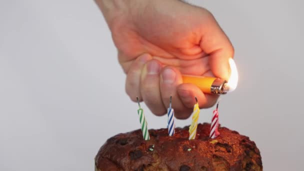 Zapalenie Czterech Kolorowych Świec Podczas Ceremonii Tortu Urodzinowego — Wideo stockowe