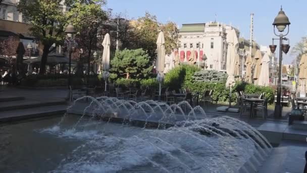 Huvudstad Belgrad Serbien Höstdag Vatten Fontän Republic Square — Stockvideo