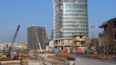 Belgrad, Sırbistan - 25 Kasım 2021: Yeni Kula Belgrad Sahil Gökdeleni İnşaat Alanı Sonbahar Günü Eğiliyor.