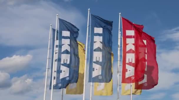 Belgrád Szerbia Augusztus 2021 Sok Színes Svédország Ikea Zászlók Flying — Stock videók