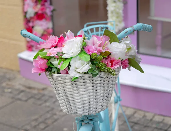 Plastic Flowers Decor Front Basket Old Bicycle — Stock Photo, Image