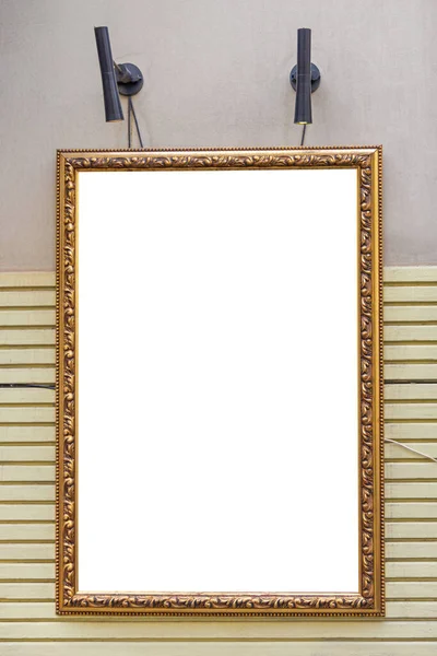 壁面复制空间具有反射镜的垂直金相框 — 图库照片