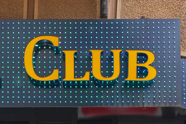Yellow Sign Club Bei Led Lights Hintergrund — Stockfoto