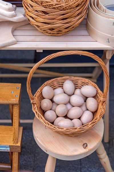 Puste Drewniane Jaja Koszyku Wielkanoc Decor — Zdjęcie stockowe