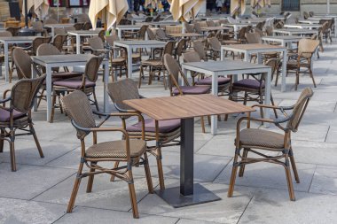 Soğuk Kış Günü Restoran Sokak Terasında Boş Sandalyeler ve Masalar