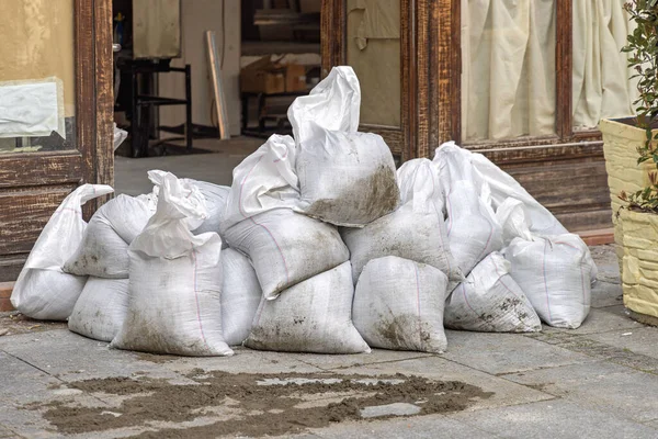 Sacos Brancos Com Detritos Frente Renovação Canteiro Obras — Fotografia de Stock