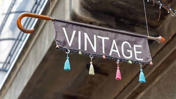 Visící Deštník Rukojeť Vintage Shop Směr Znamení — Stock fotografie