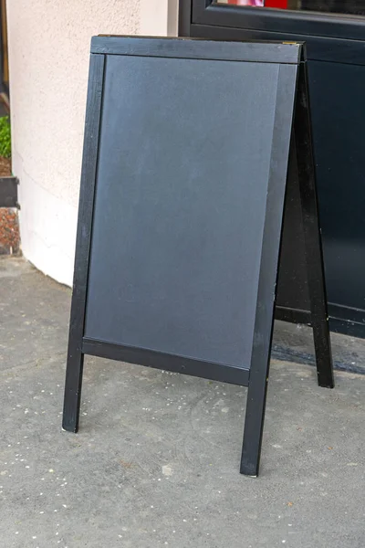 Black Wood Ein Kreidebrett Für Das Menü Vor Dem Restaurant — Stockfoto