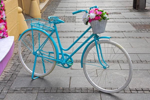 Light Blue Girly Bicycle Parket Street Flowers Basket — Stock Photo, Image