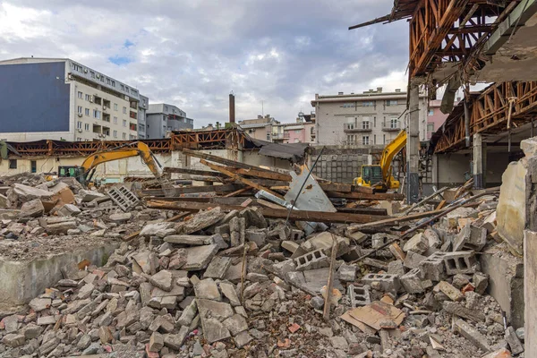 Grande Mucchio Detriti Presso Vecchia Fabbrica Cantiere Demolizione Lavori — Foto Stock