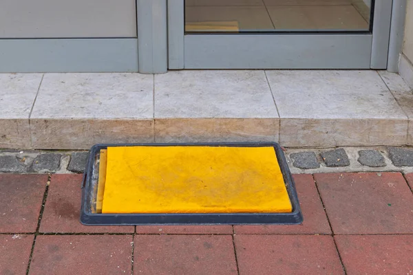 Sanitizing Foot Bath Yellow Cloth Mat Shoe Building Entrance — Stock fotografie