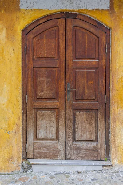 Drewniane Drzwi Stylu Rustykalnym Starym Żółtym Domu — Zdjęcie stockowe