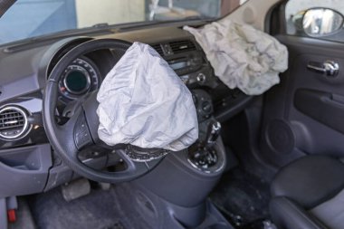 Küçük Araba Ön Trafik Kazasında Açık Hava yastıkları Tehlike
