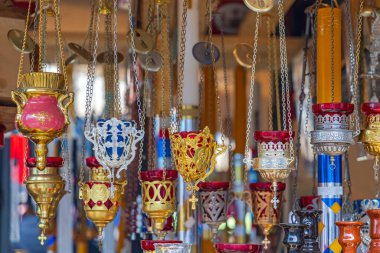 Ortodoks Hıristiyan Yağ Lambaları Zengince Asılmış Cresset