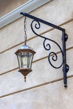 Retro Stili Fener Lambası Duvarda Demir Çalışmalar