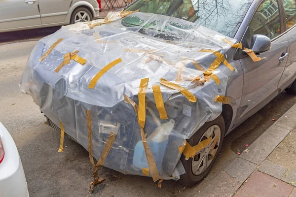 Auto Front Verkeersongeval Schade Bedekt Met Plastic Folie — Stockfoto