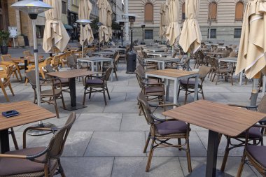 Restoran Sokağı Teras Günü 'nde Boş Sandalyeler ve Masalar