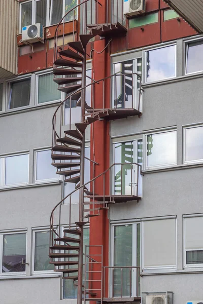 Escadaria Externa Espiral Metal Edifício Escritórios Saída Emergência — Fotografia de Stock