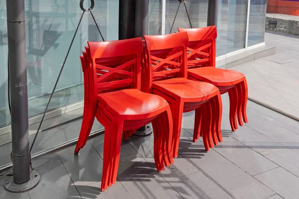 Sillas Rojas Modernas Apiladas Café Restaurante Muebles Almacenamiento —  Fotos de Stock