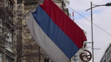 Kentte Üç Renkli Kırmızı ve Beyaz Bayrak