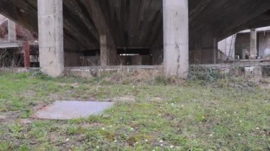 İnşaat Altında Yuvarlak Beton İnşaat Yapısı Eğiliyor
