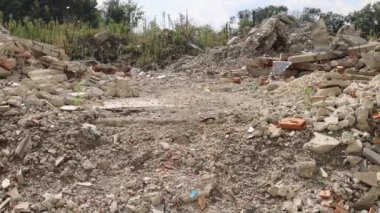 Çökmüş Bina Yıkılmış Evler Enkazın İçinden Geçiyor