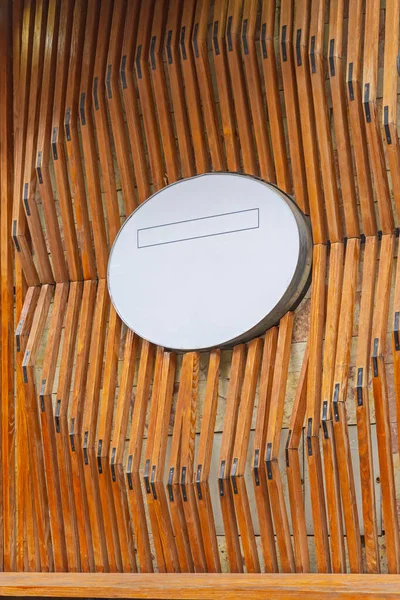 木製の背景角度で白い楕円形のサインコピースペース — ストック写真