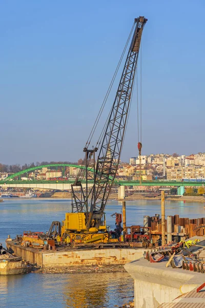 旧驳船建造工程的起重吊车潮 — 图库照片