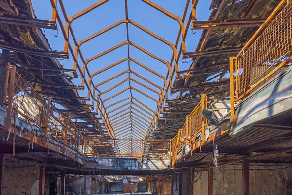 Ohnutý Strop Střešní Konstrukce Nákupní Centrum Peklo Poškození Požáru — Stock fotografie