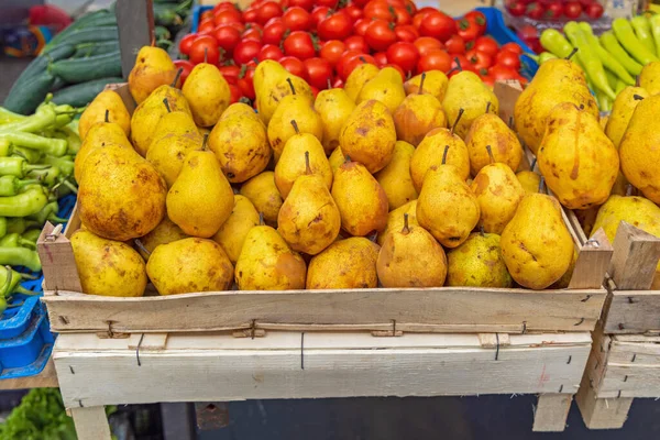 Ekologiska Gula Päron Trä Crate Farmers Market — Stockfoto