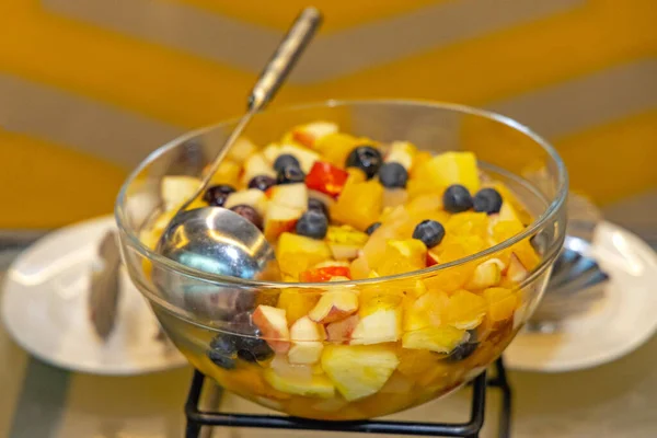 Große Schüssel Mit Mix Obstsalat Mit Schöpfkelle — Stockfoto