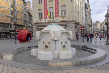 Belgrad, Sırbistan - 27 Şubat 2022: Delijska Cesma Beyaz Mermer İçme Su Fıskiyesi Knez Mihailova Caddesi, Kış mevsiminde.