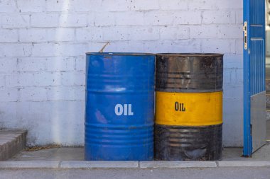 İki Büyük Metal Petrol Varilleri Yakıt Deposu