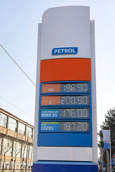 Tablero Moderno Del Tótem Con Los Precios Llevados Gasolinera Ciudad —  Fotos de Stock