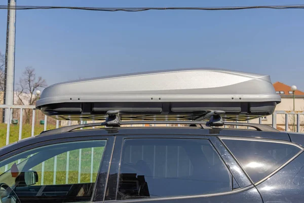 Duży Dach Srebrny Top Box Przechowywanie Black Suv — Zdjęcie stockowe