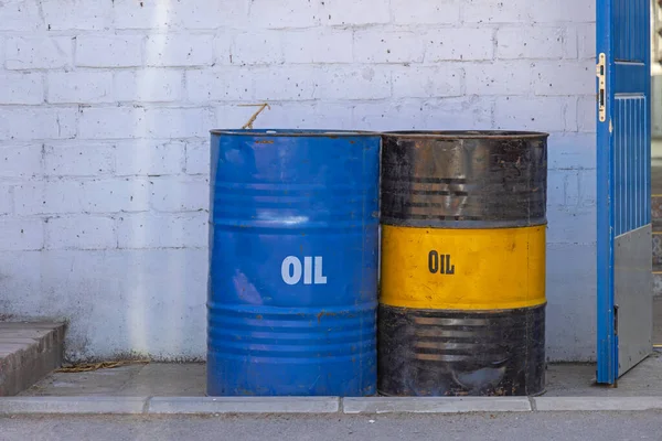 Két Big Metal Oil Hordó Üzemanyag Tároló — Stock Fotó