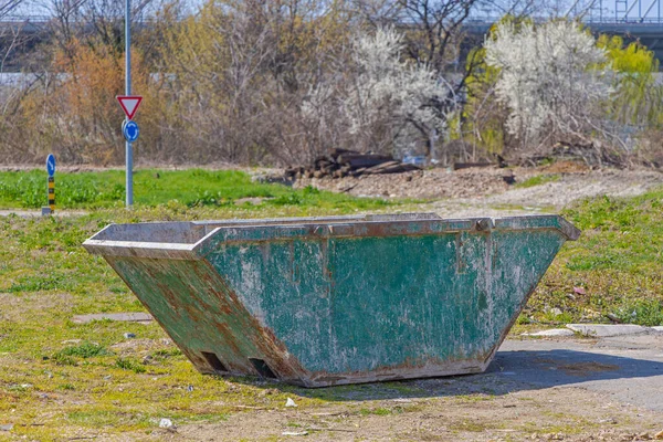Alandaki Old Steel Metal Skip Çöp Kutusu — Stok fotoğraf