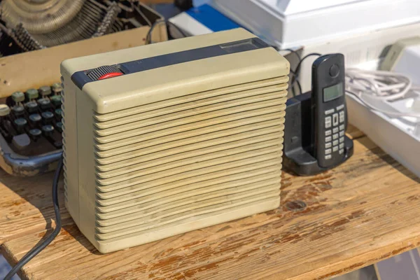 Vintage Bärbar Radio Låda Med Stor Högtalare — Stockfoto