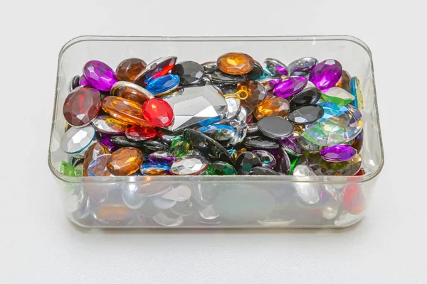 盒中彩色艳丽的刚玉珠宝制作材料 — 图库照片