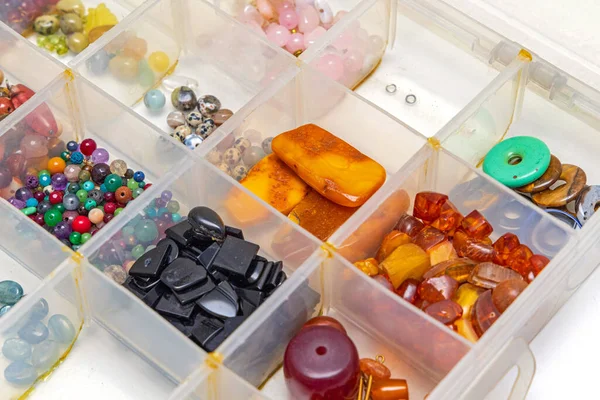 Amber Gemstones Düzenleyici Kutu Tepsisindeki Malzeme