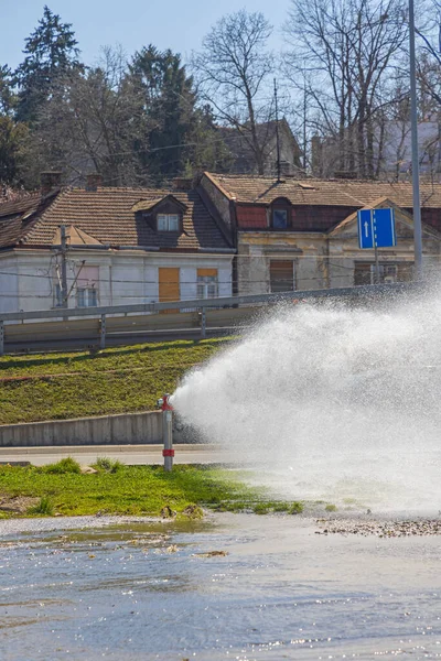 街や公園の洪水で壊れた消火栓噴霧水 — ストック写真