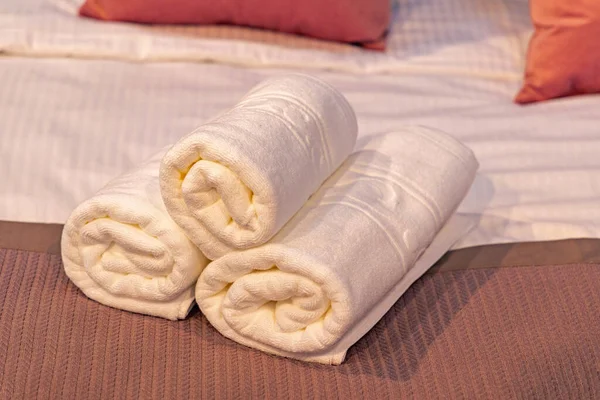 Three Clean White Towels Rolled Bed Hotel — Stock Photo, Image