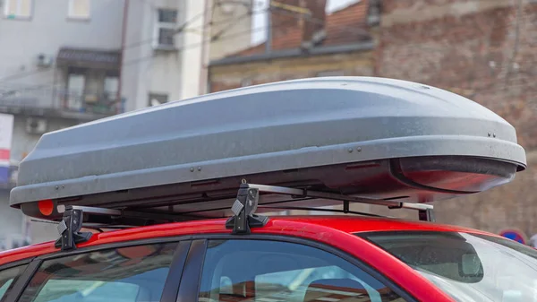市内の赤い車で非常に大きな屋根の箱のストレージ — ストック写真