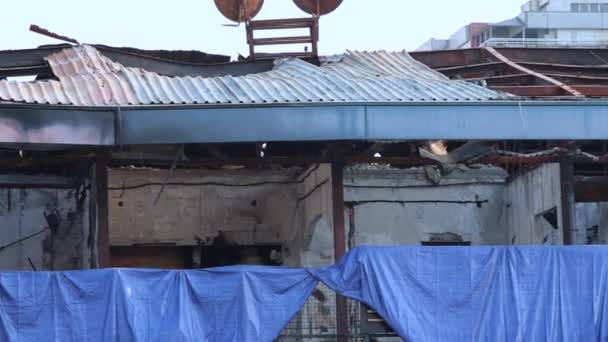 钢化炉失火后的带状购物中心结构 — 图库视频影像