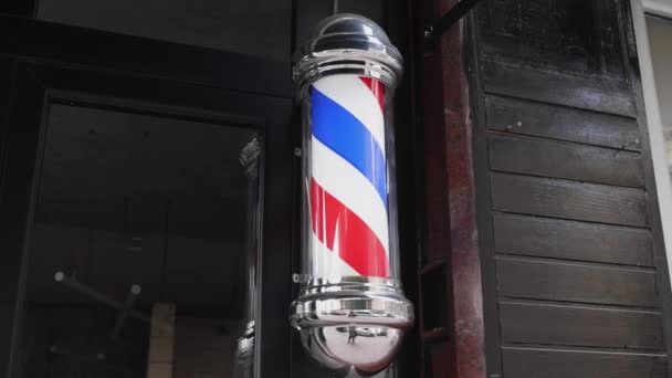 Friseur Pole Retro Swirl Sign Bei Friseur Store Exterior — Stockvideo