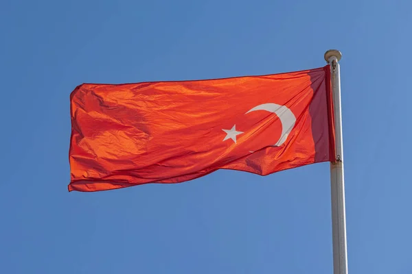 Ljus Röd Flagga Turkiet Clear Blue Sky Solig Dag — Stockfoto