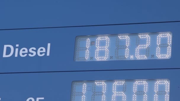新汽油站图腾与白色领导标志价格倾斜下降 — 图库视频影像